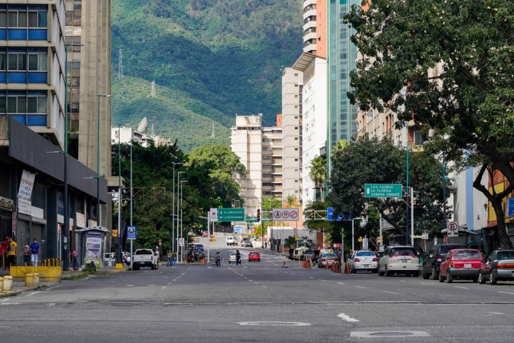 Poca afluencia de vehículos en Plaza Venezuela este 6 de diciembre