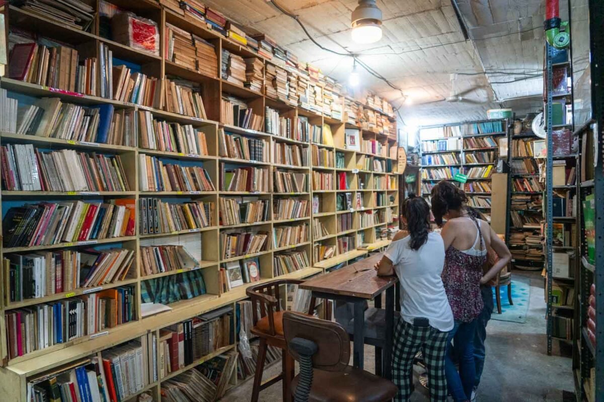 Librerías en Caracas, Libros en Caracas, Libros independientes, Libros venezolanos, Rutas literarias Caracas, Cultura literaria en Caracas, Tiendas de libros en Caracas, Lugares para comprar libros en Caracas, Librerías históricas Caracas, Explorando la escena literaria de Caracas, Joyas literarias en Caracas, Rincones literarios en la ciudad, Comunidad de lectores en Caracas, Libros raros Caracas, Actividades literarias Caracas, Eventos literarios en Caracas, Literatura venezolana contemporánea, Libros recomendados Caracas, Bibliotecas independientes Caracas, Caracas literaria: un recorrido por librerías