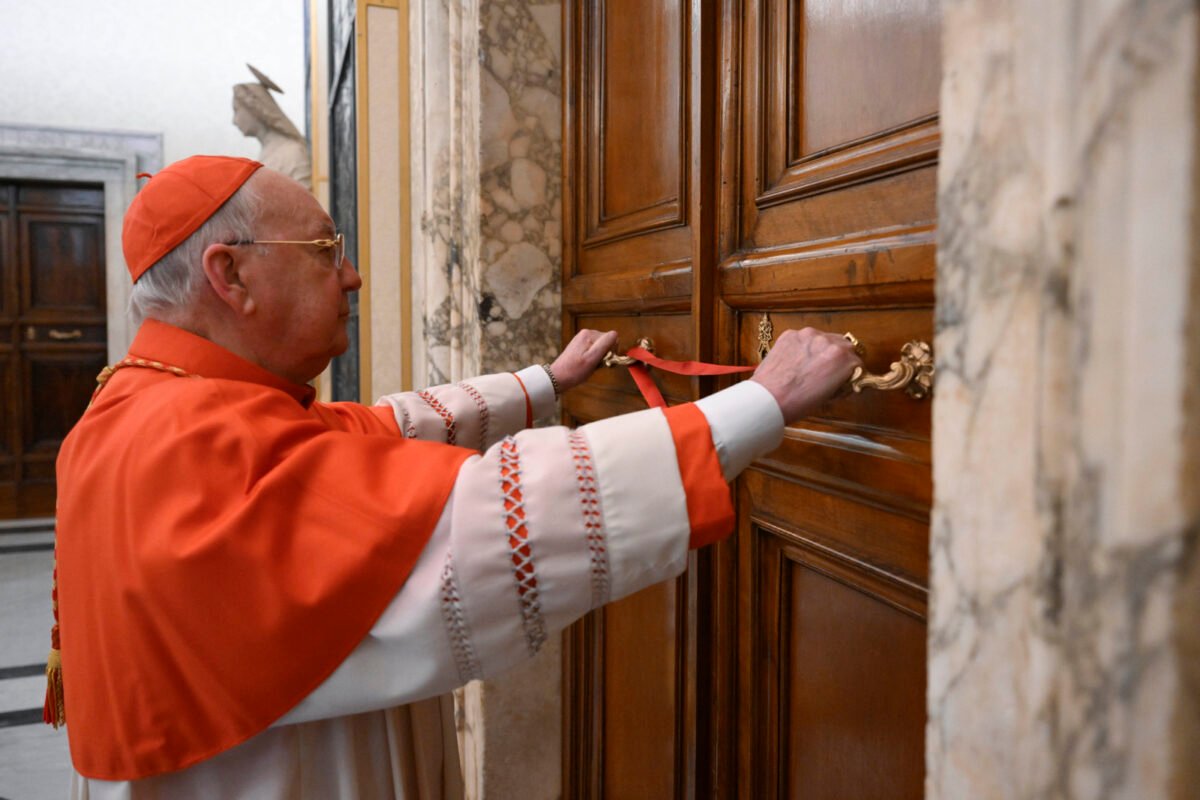 #TeExplicamos | ¿Qué es el camarlengo, la figura que llevará las riendas del Vaticano durante el cónclave?