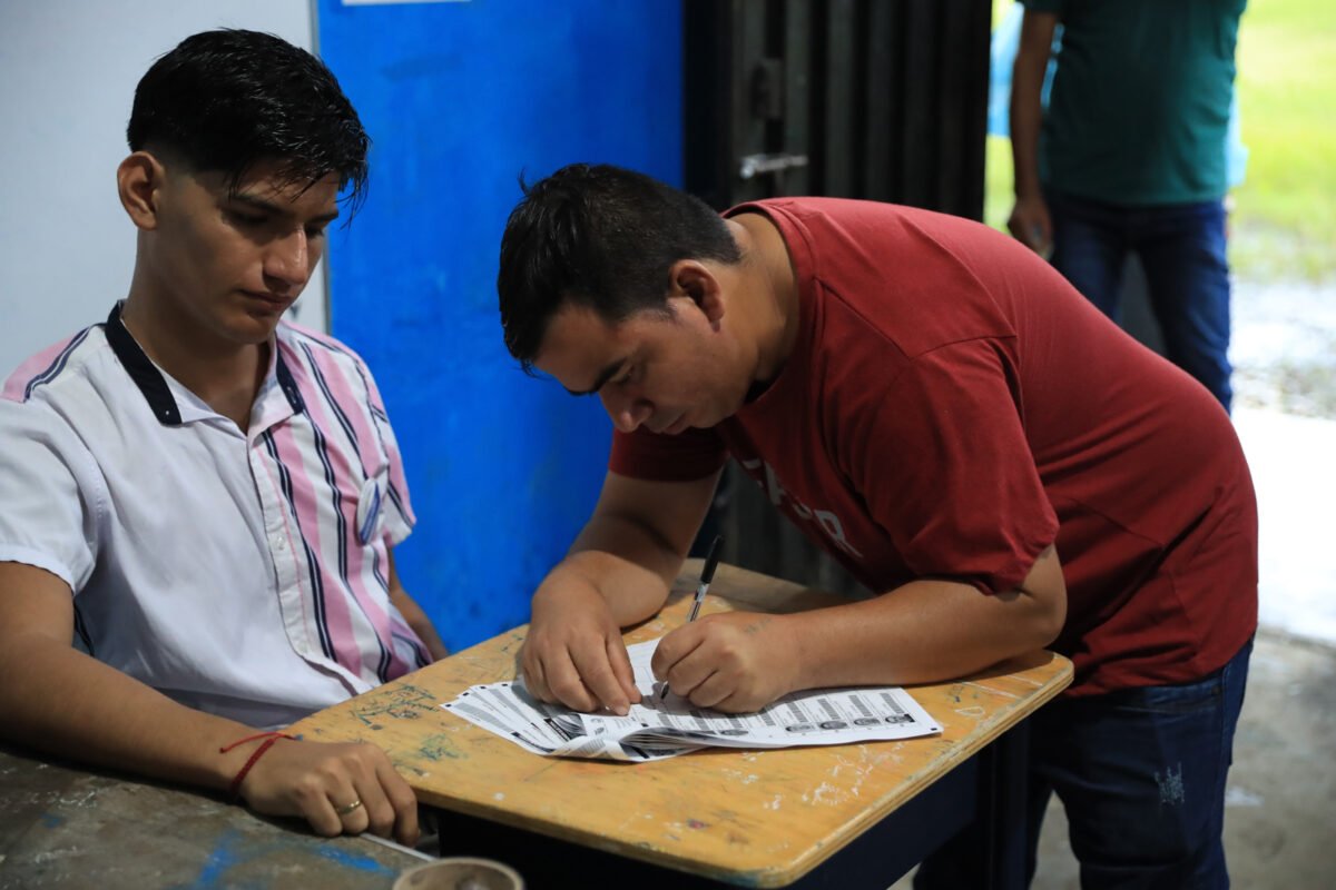 Empieza la votación de presidenciales ecuatorianas con Noboa y González como candidatos