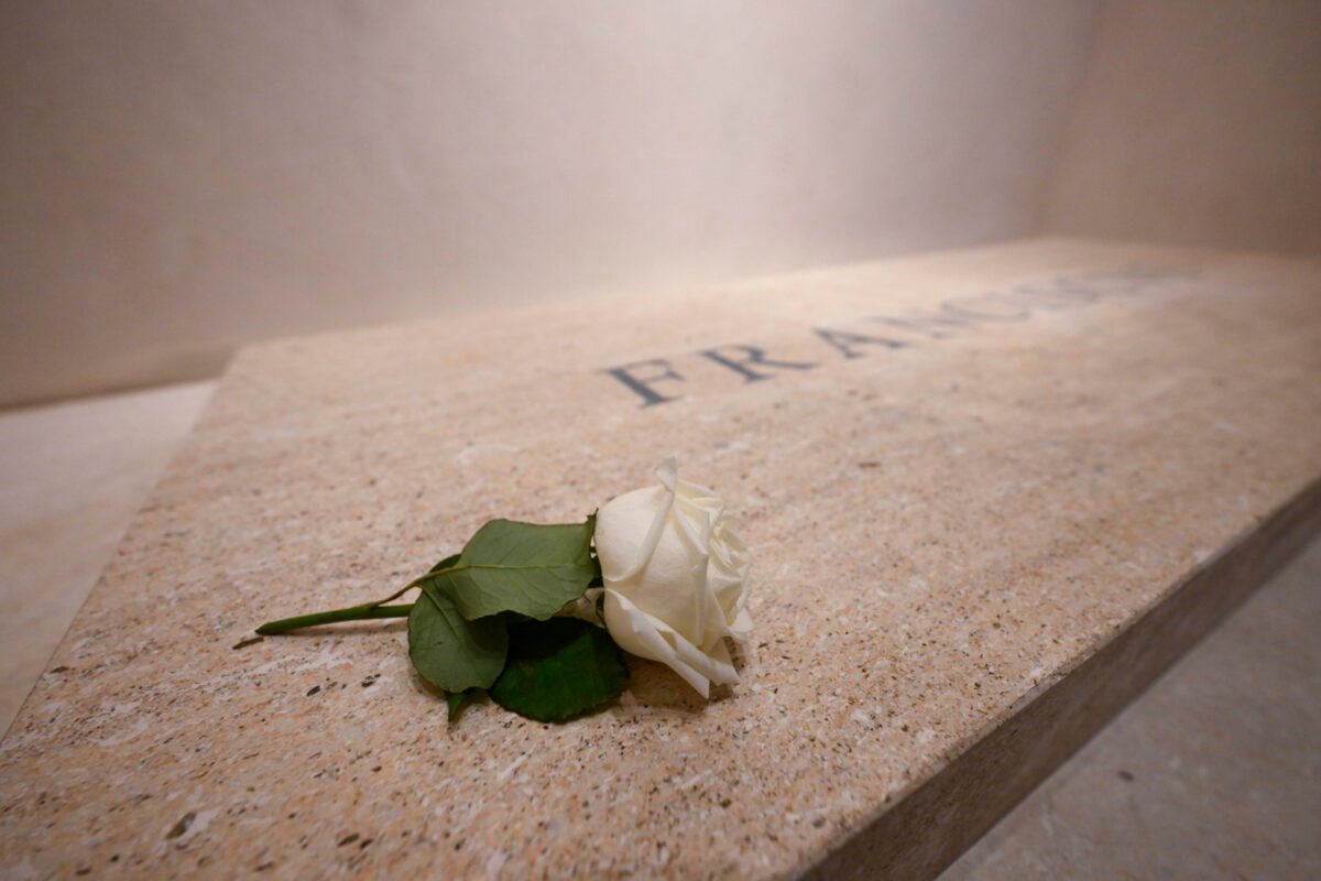 Miles de fieles han visitado la tumba del papa Francisco