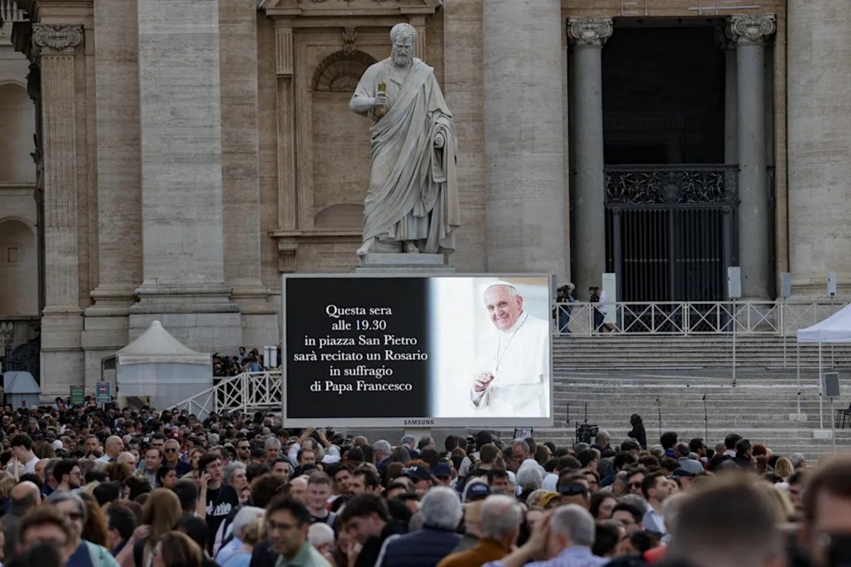En imágenes: miles de fieles oraron en la Plaza San Pedro por el papa difunto, "un peregrino de esperanza"
