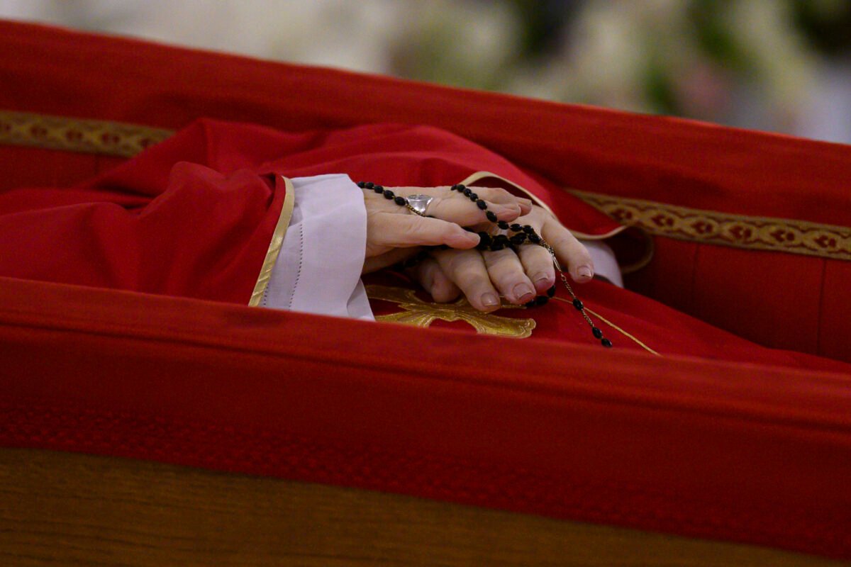 El Vaticano compartió las primeras imágenes del féretro del papa Francisco: los detalles