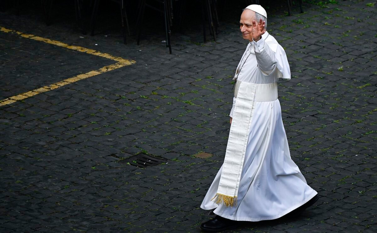 El papa León XIV rezó el Regina Coeli desde el balcón de la Basílica de San Pedro