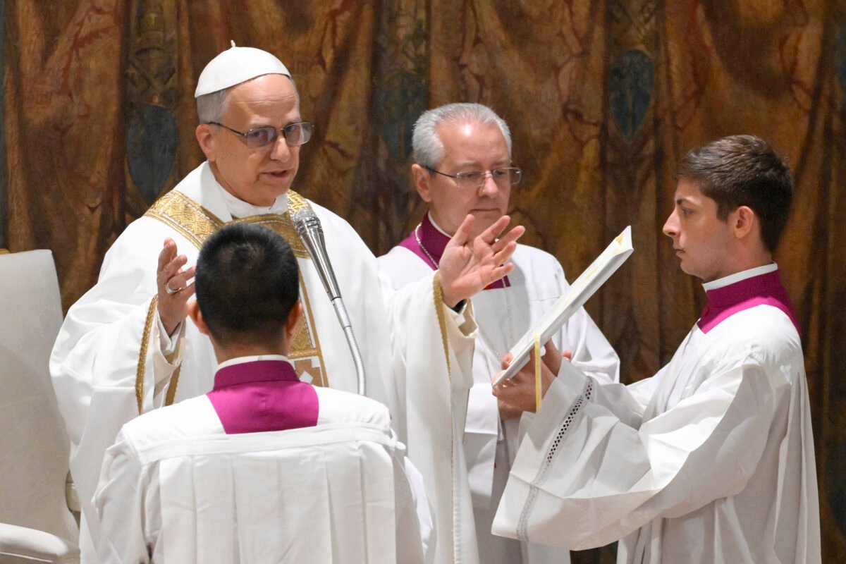 Las primeras actividades del papa León XIV: la homilía con los cardenales y un encuentro sorpresa con los fieles
