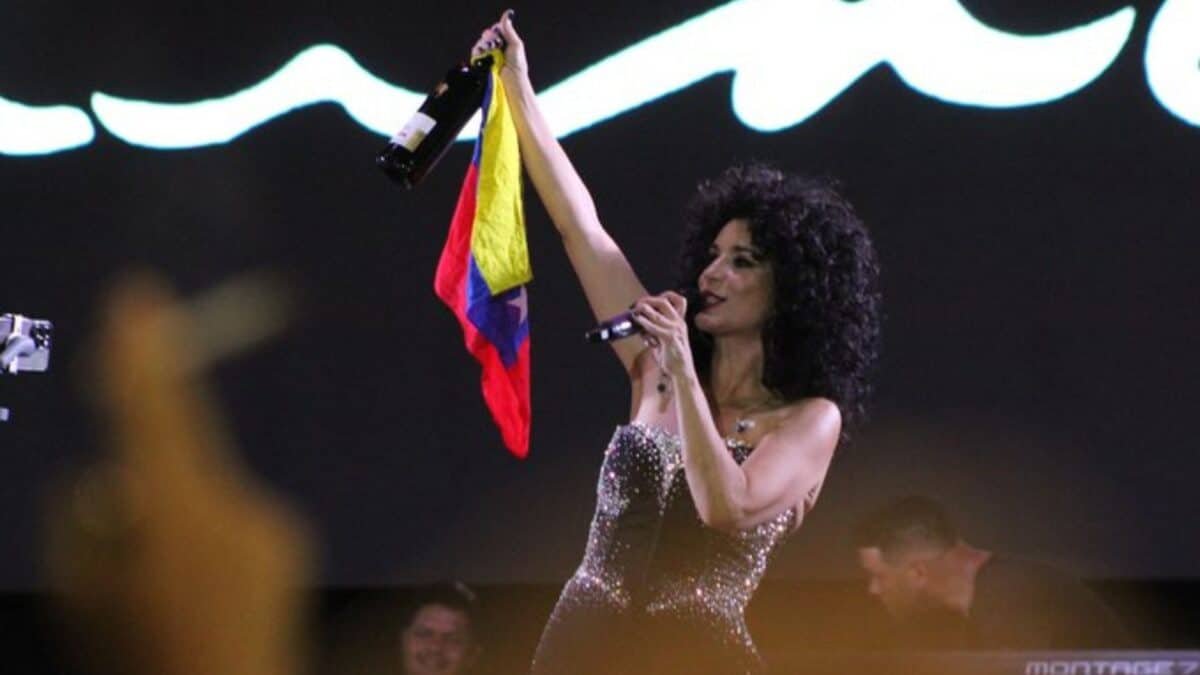 Así transcurrió el concierto de Karina en la plaza Francia de Altamira