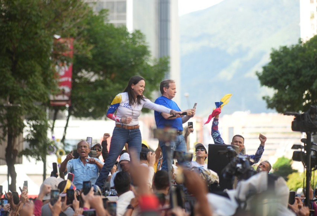 María Corina Machado salió de la clandestinidad para sumarse a la concentración en Caracas