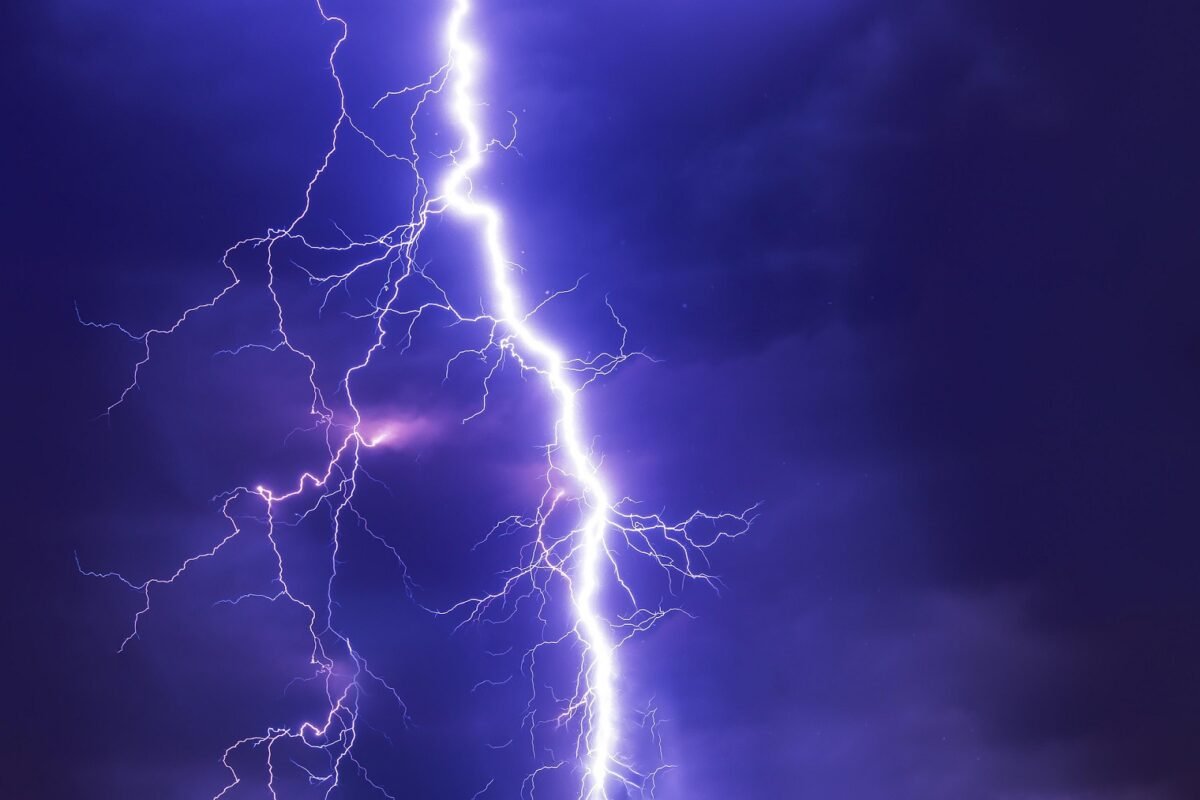 Crearon un dron para atraer rayos durante tormentas eléctricas
