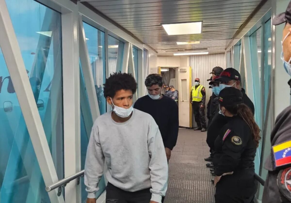 Llegaron a Venezuela 90 migrantes en un vuelo desde EE UU