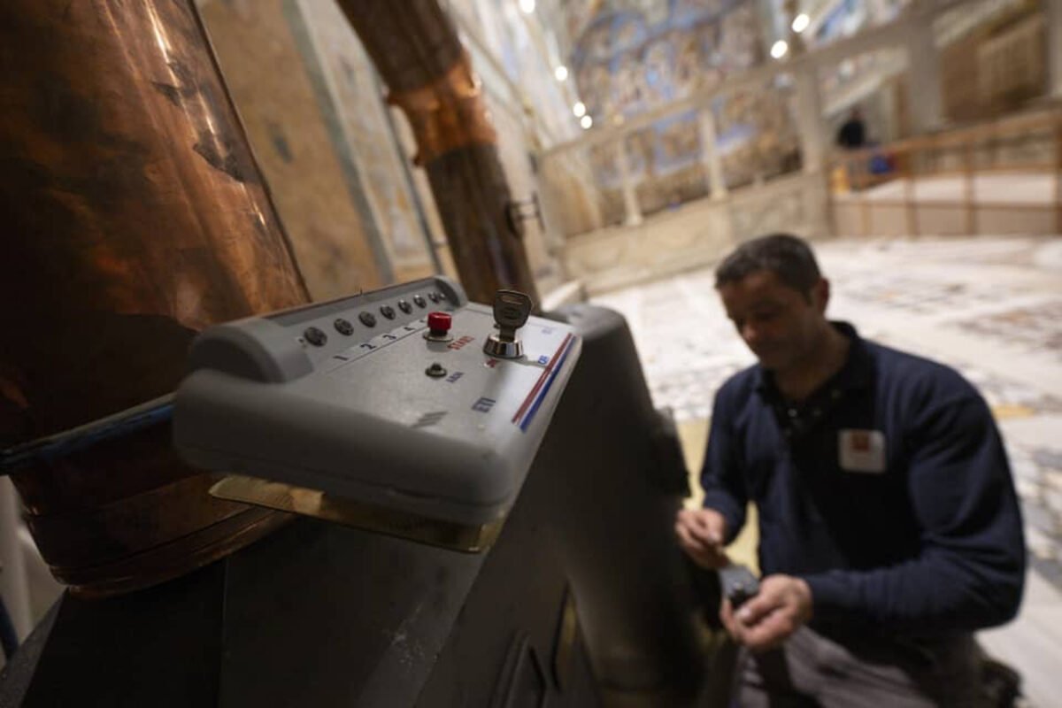 El Vaticano blindó la Capilla Sixtina y las residencias para aislar a los cardenales durante el cónclave