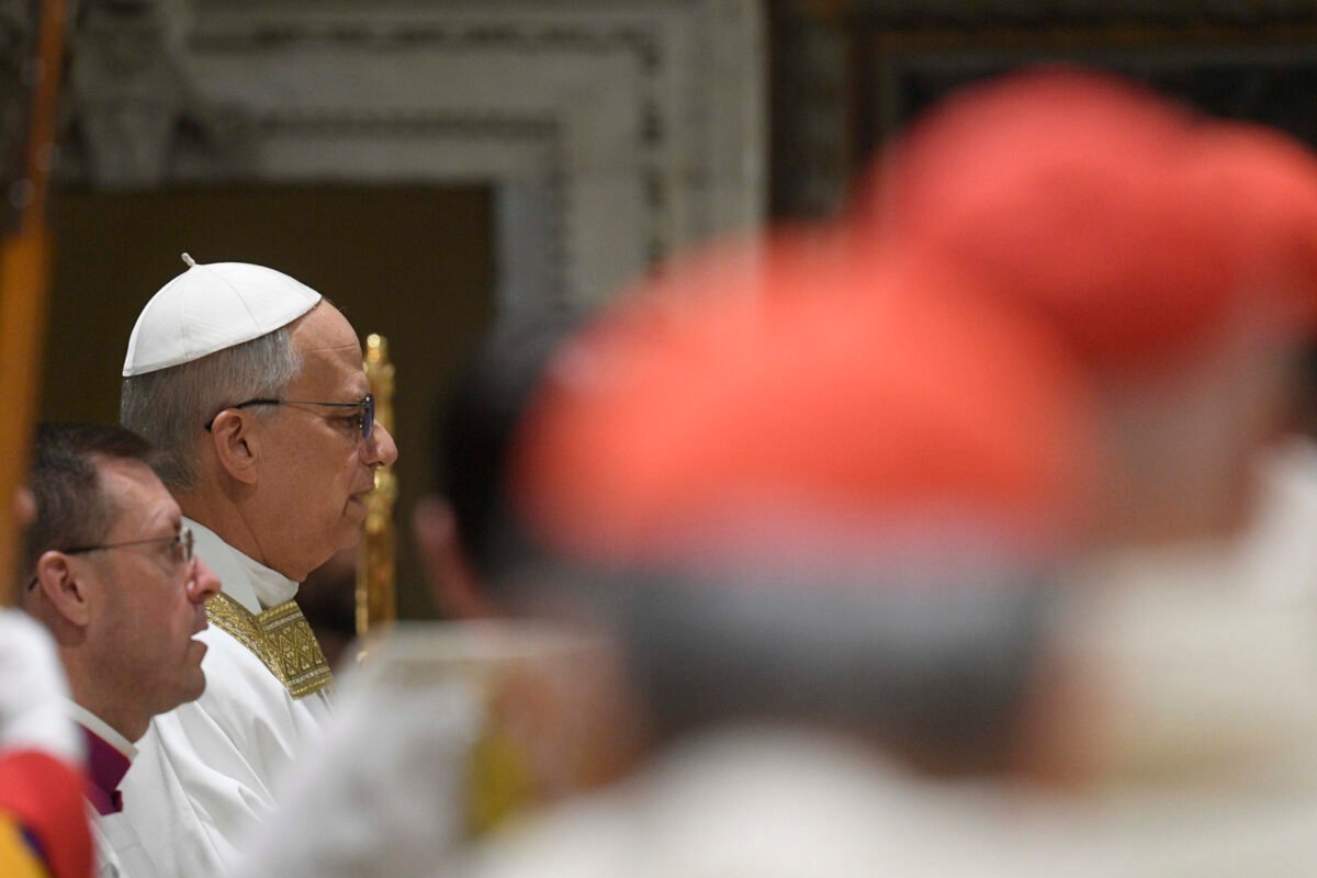 Las primeras actividades del papa León XIV: la homilía con los cardenales y un encuentro sorpresa con los fieles