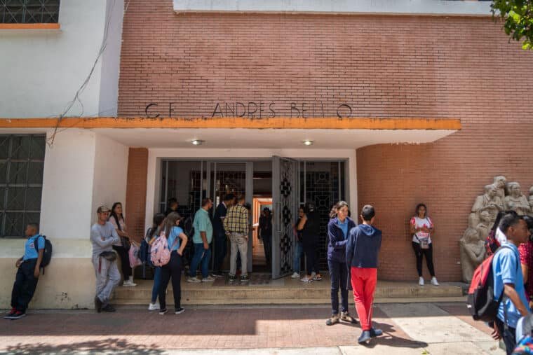Fordisi alertó sobre “despidos masivos” de docentes venezolanos y la suspensión de salarios