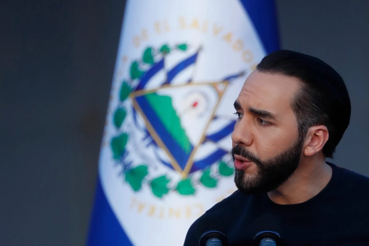 Bukele le ofrece canje a Maduro: migrantes detenidos en El Salvador a cambio de presos políticos en Venezuela