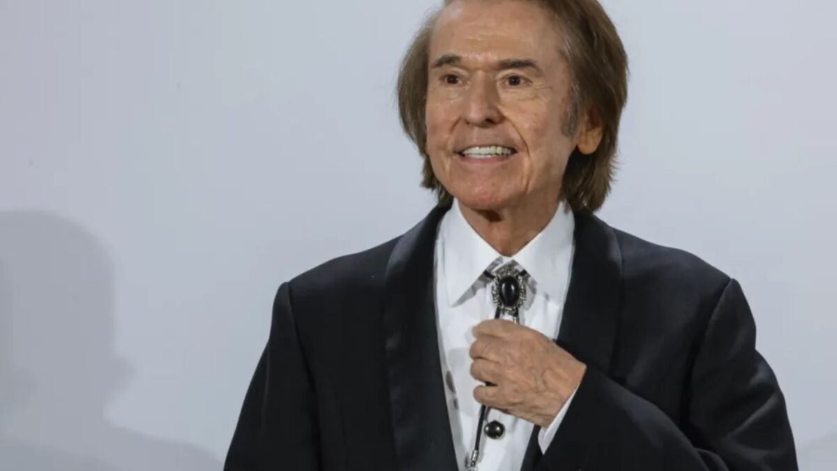 Hospitalizaron al cantante español Raphael tras sufrir un accidente cardiovascular