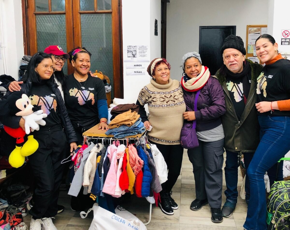 Migrantes venezolanos en Argentina recibieron donativos de ropa para protegerse del invierno