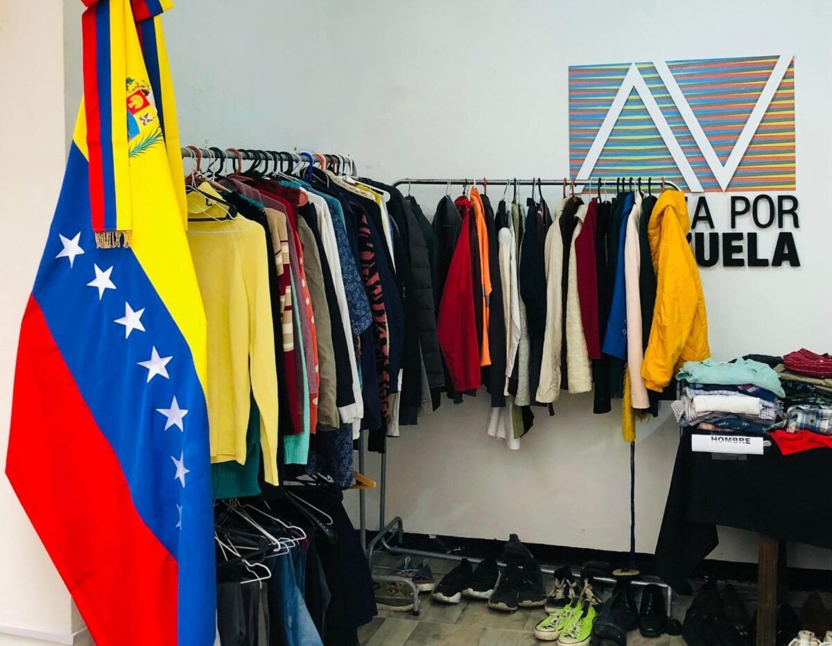 Migrantes venezolanos en Argentina recibieron donativos de ropa para protegerse del invierno