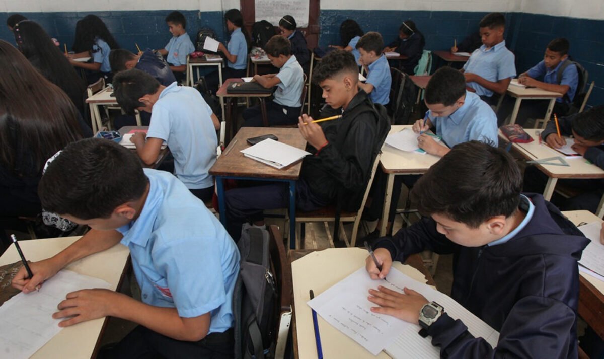 Las claves del informe de la UCAB que revela un desempeño académico precario en estudiantes de educación básica y media en Venezuela