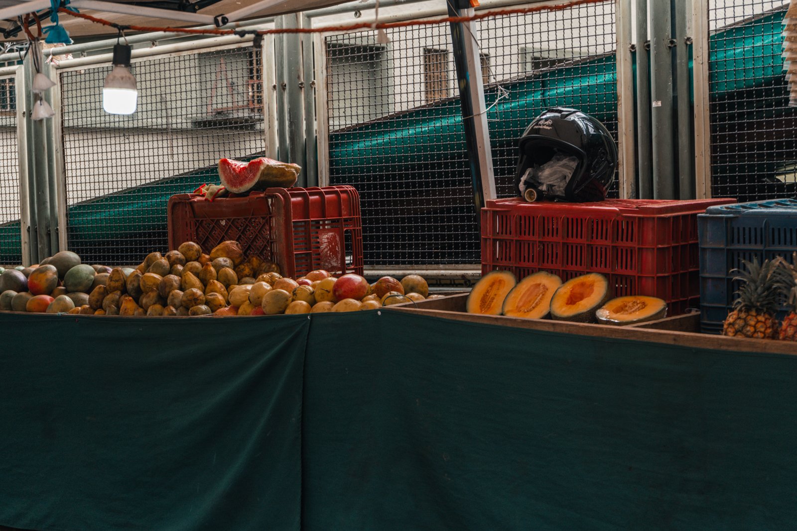 Entre frutas y asfalto: retratos de los vendedores ambulantes de Caracas