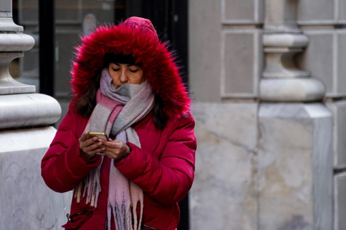 Migrantes venezolanos en Argentina recibieron donativos de ropa para protegerse del invierno