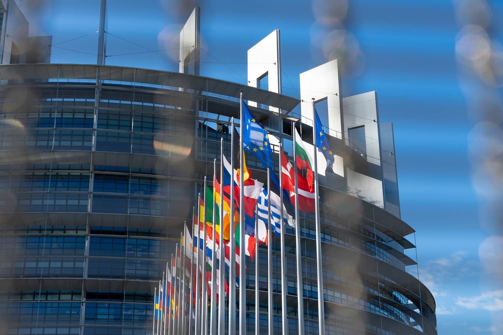 ¿Qué regula la ley de inteligencia artificial que aprobó definitivamente la UE?