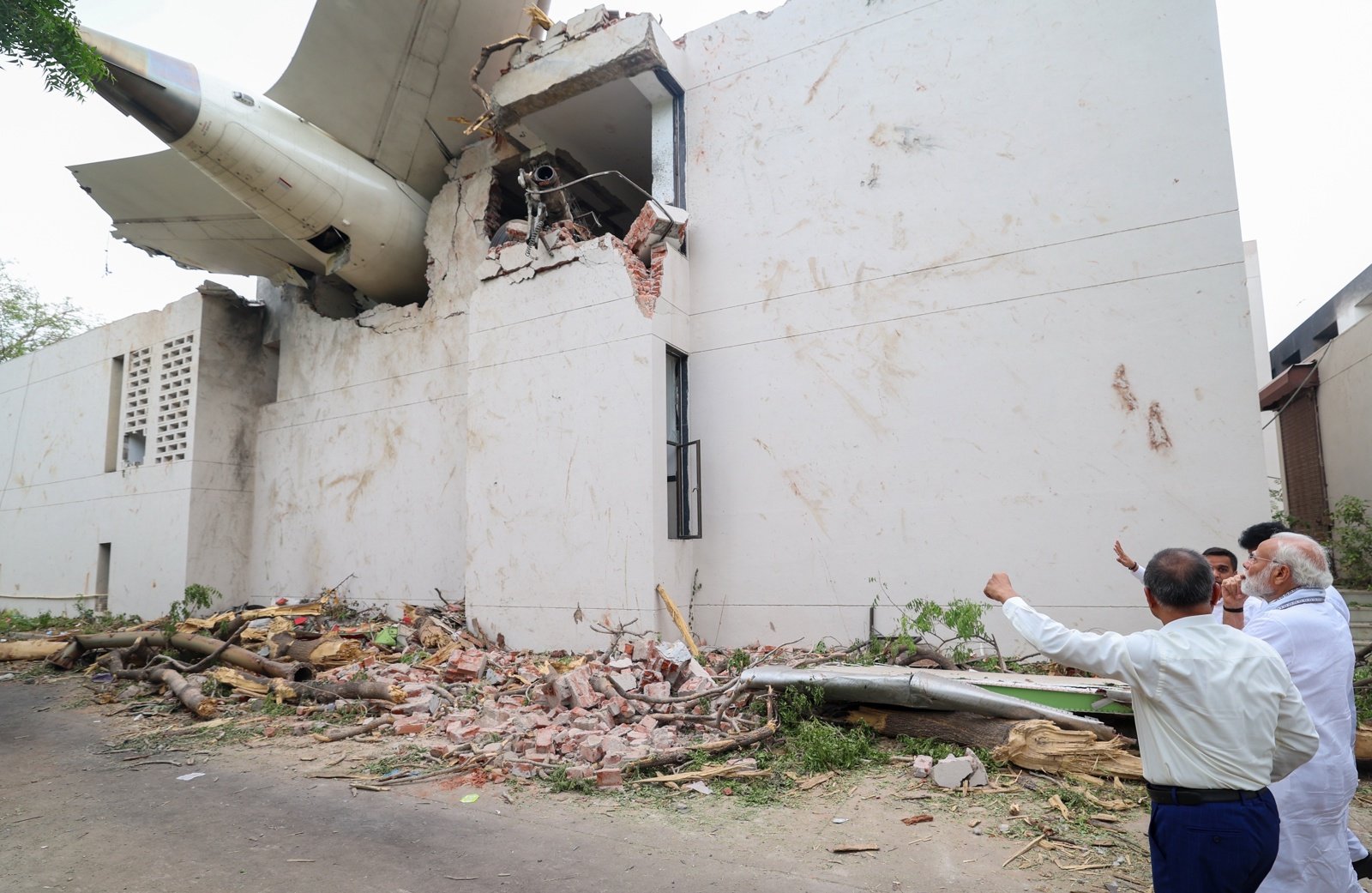 El relato del único sobreviviente de la tragedia aérea en India en la murieron más de 265 personas