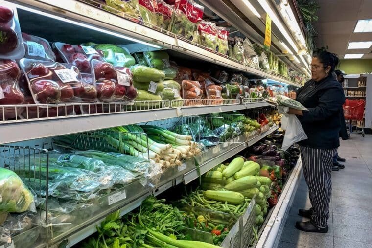 ¿Cuántos salarios mínimos mensuales necesitan los venezolanos para cubrir la cesta básica?