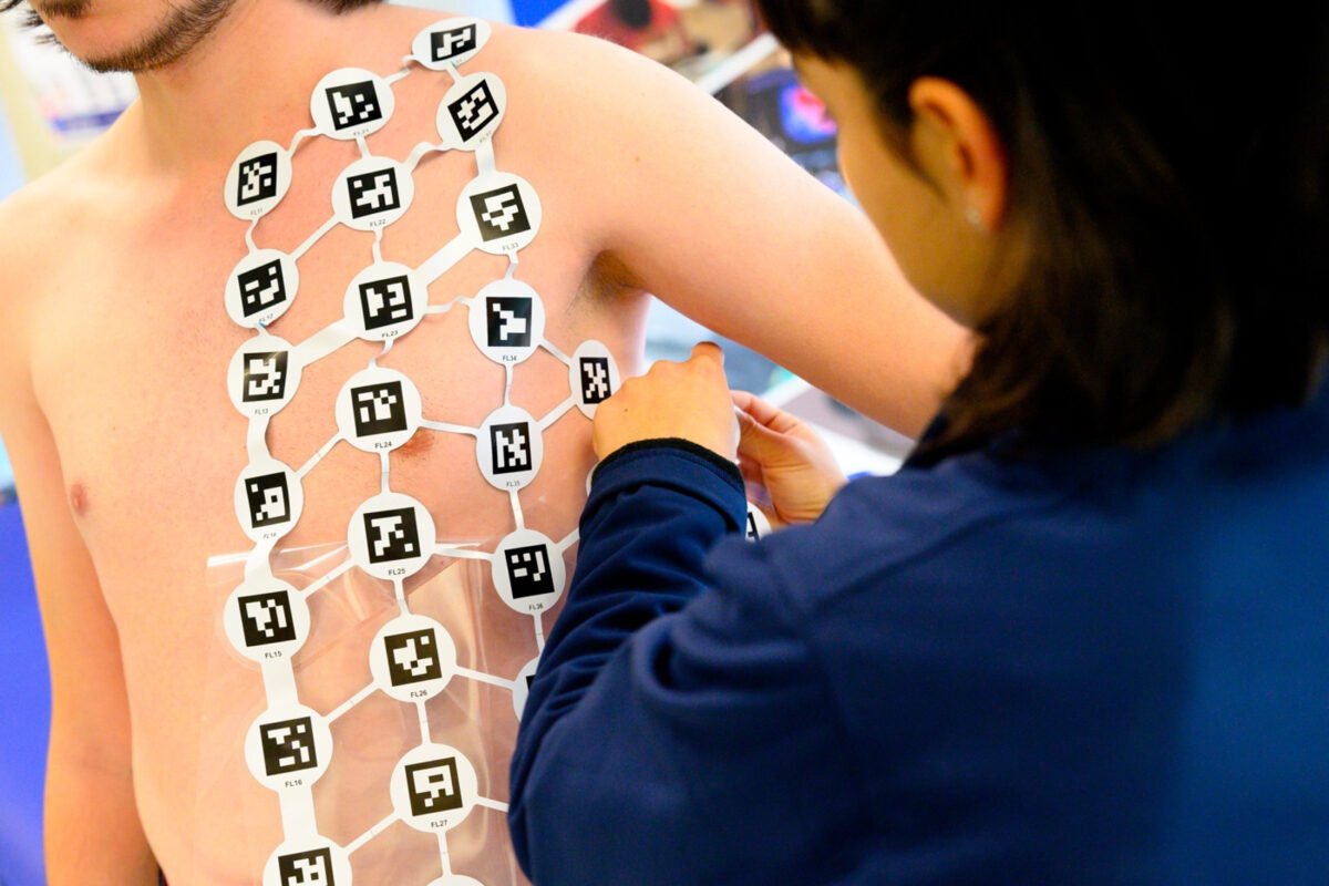 Desarrollaron un chaleco con sensores que permite estudiar el corazón de forma no invasiva