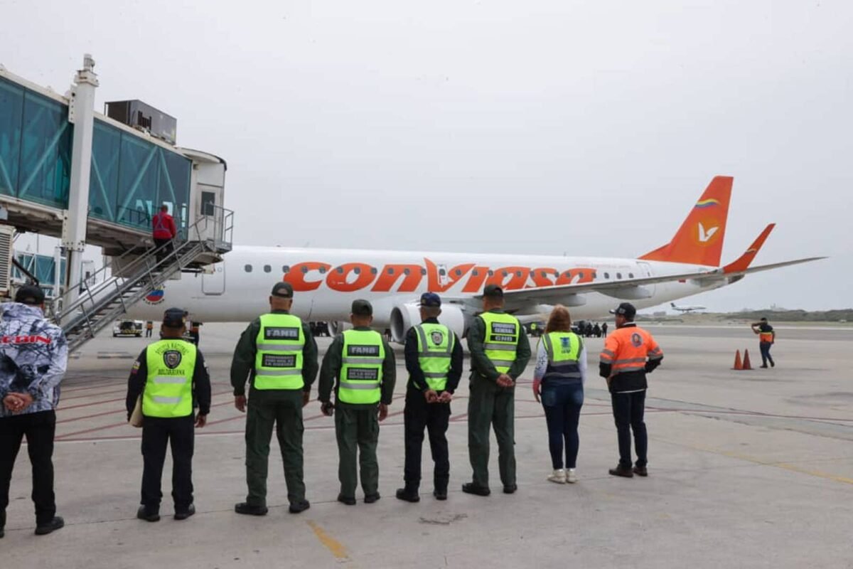 Un avión aterrizó en Venezuela con 150 migrantes provenientes de Honduras