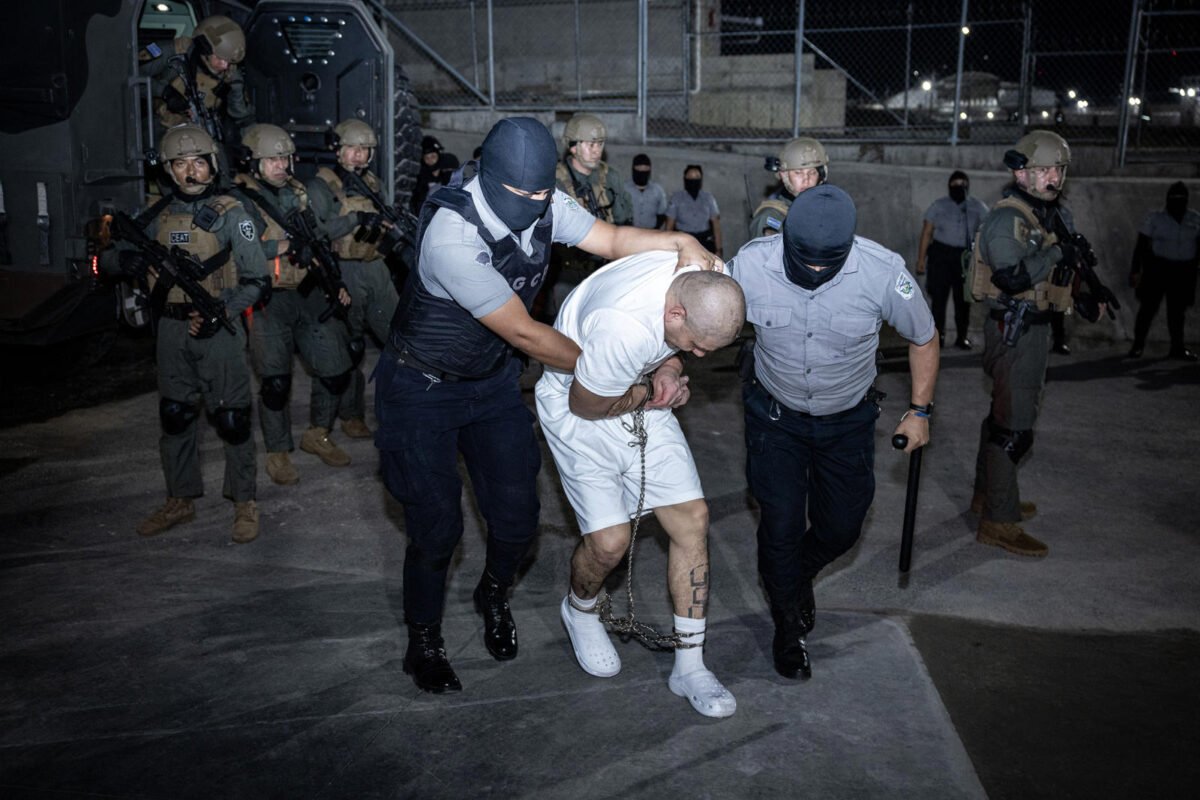 Expertos alertan que Bukele y Trump actúan fuera de la ley con envío a El Salvador de migrantes