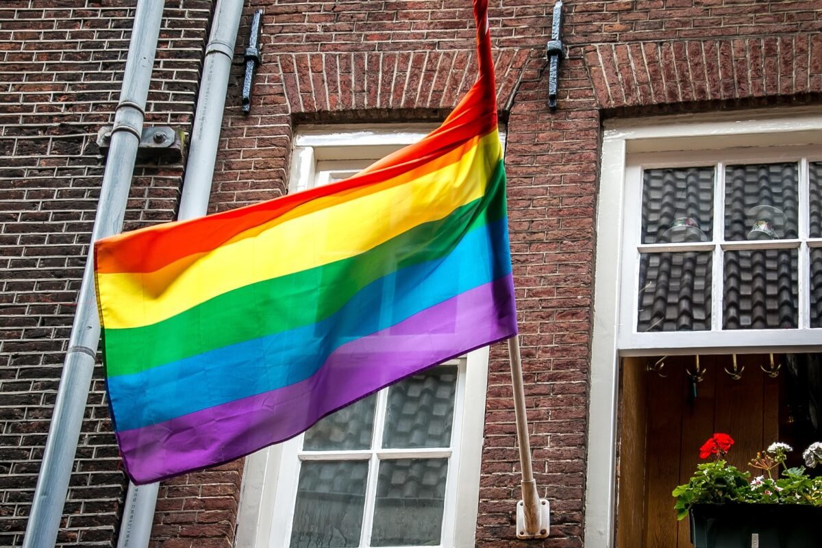 ¿España ofrece ayudas económicas a personas por ser parte de la comunidad LGTBIQ+?