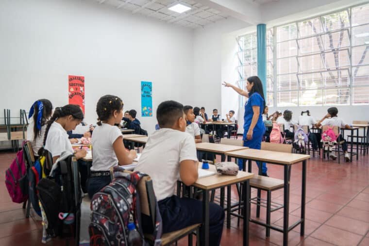 El salario de un docente en Venezuela, varía entre los 329,85 y 600,89 bolívares, dependiendo del número de horas de clasesEl salario de un docente en Venezuela, varía entre los 329,85 y 600,89 bolívares, dependiendo del número de horas de clases
