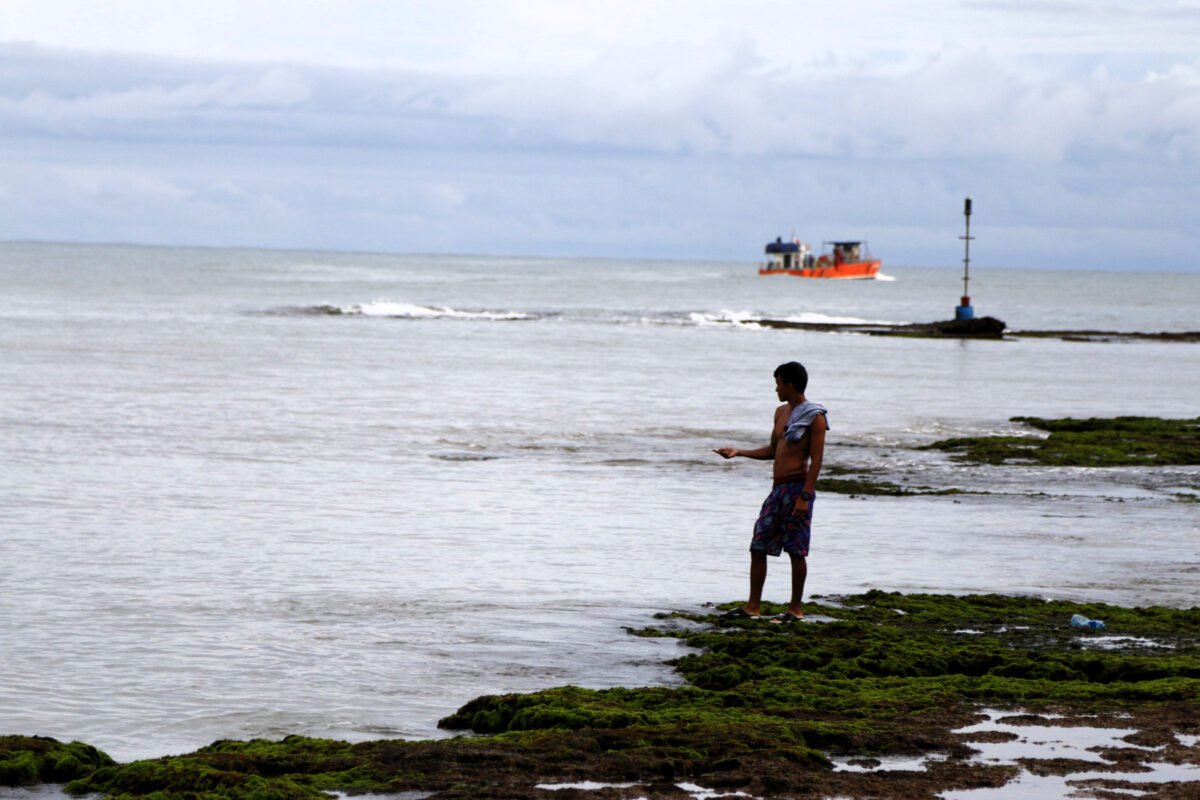 Migrantes venezolanos que retornan de EE UU permanecen varados en Panamá: "Aquí nos frena el mar y el dinero"