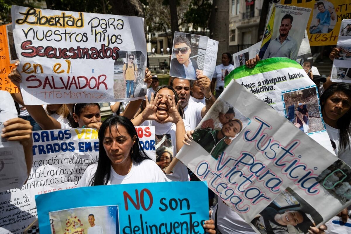 HRW denuncia "puerta giratoria" en cárceles de Venezuela un año después de las elecciones presidenciales En imágenes: familiares de venezolanos detenidos en El Salvador exigieron pruebas de vida de sus parientes