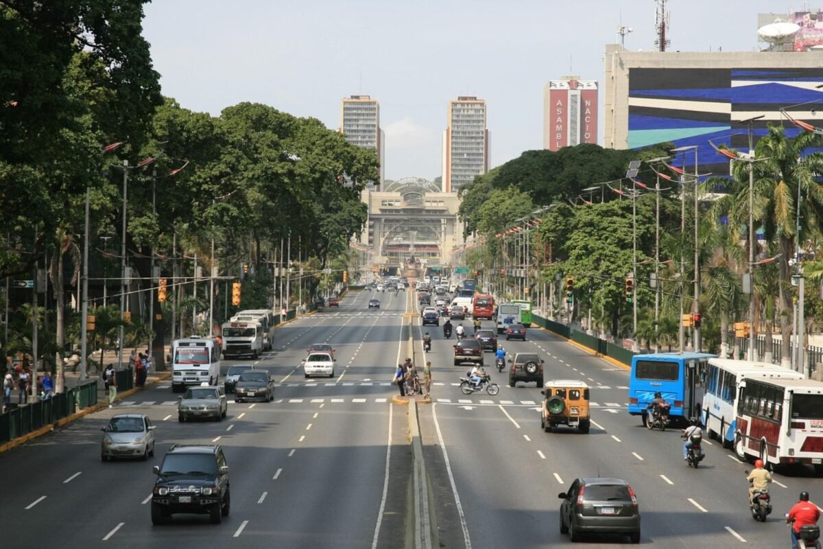 Cuáles son las aplicaciones que ofrecen asistencia vial en Caracas