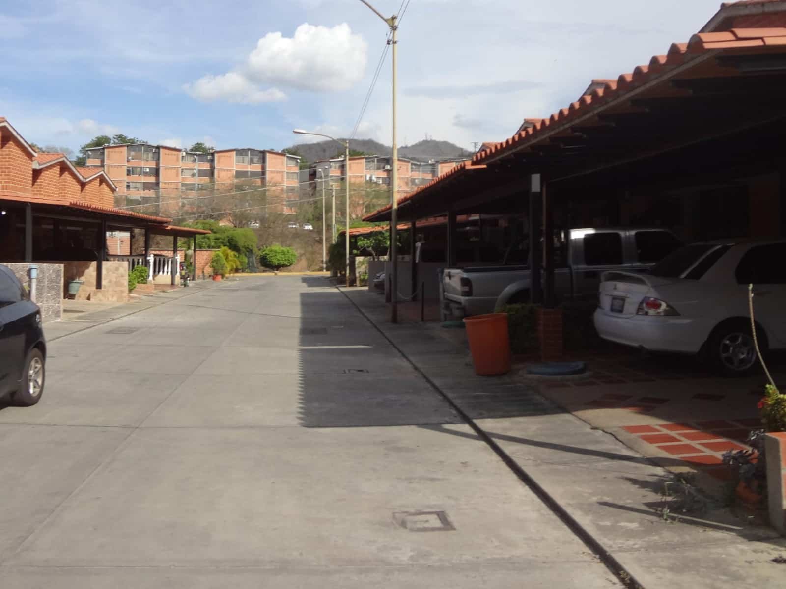 El relato de una mujer que ayuda a tres niños abandonados por su madre