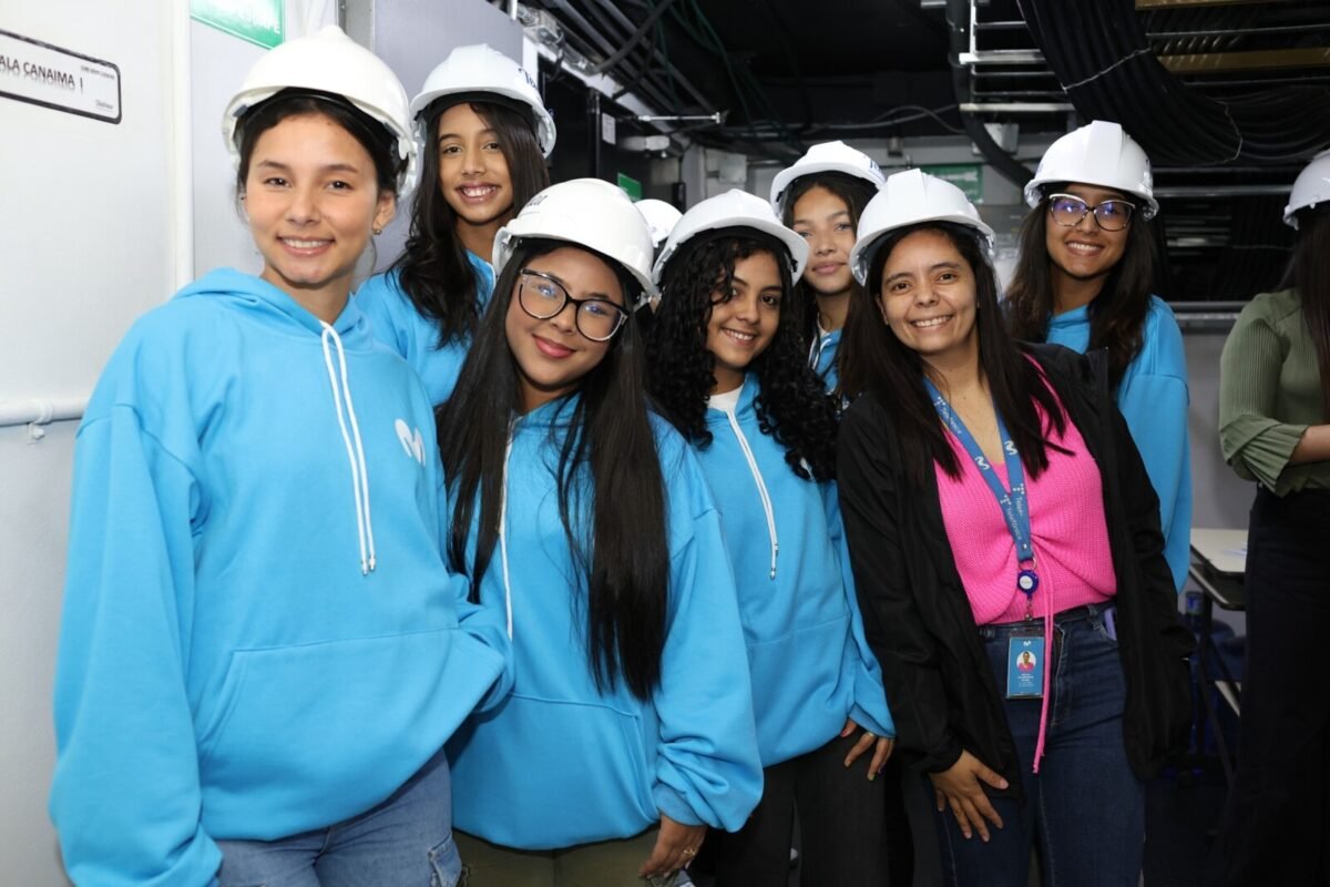 Movistar recibe en su sede principal a las ganadoras del programa Technovation Girls Venezuela