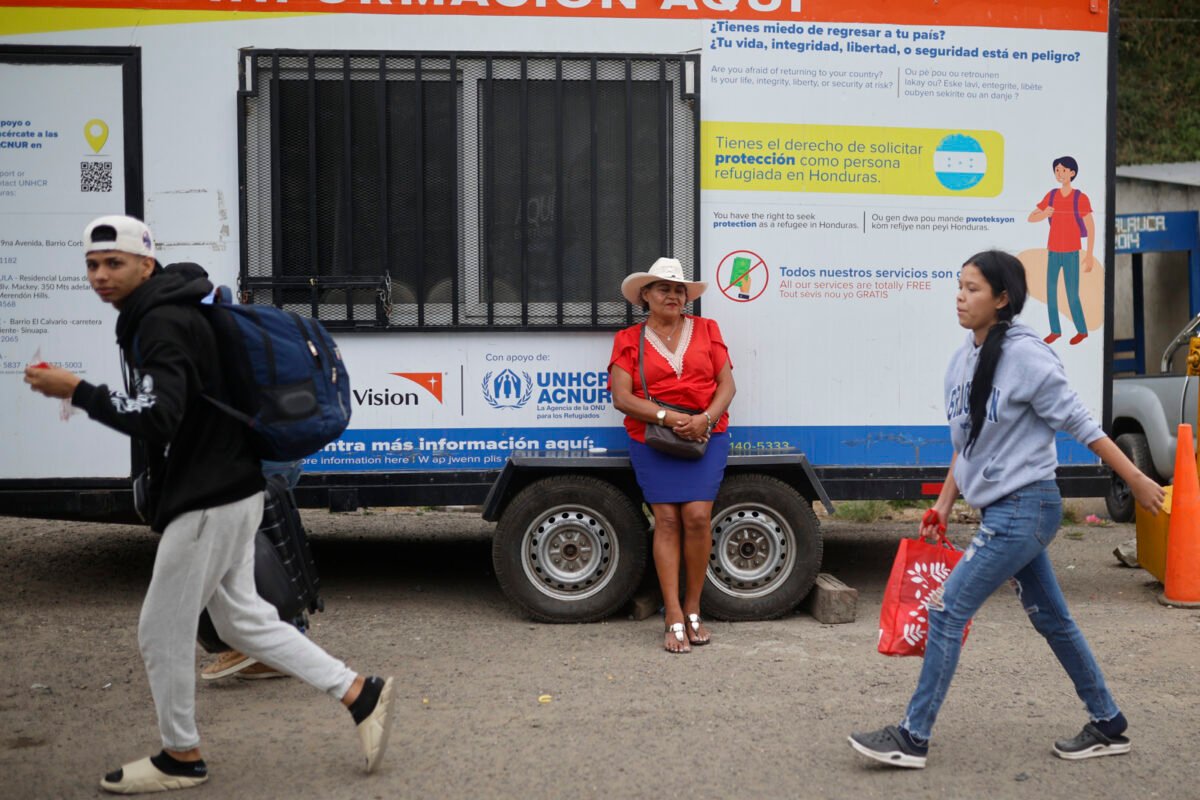 Los migrantes dan la vuelta: miles retornan desilusionados del “sueño americano”