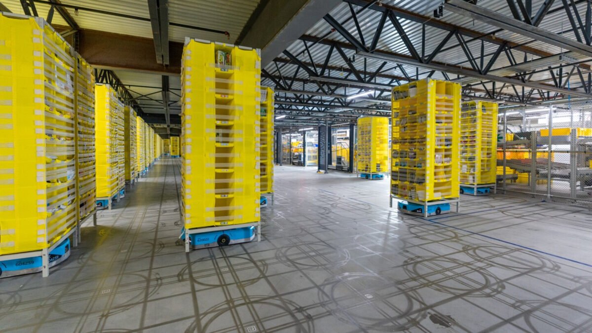 Amazon cuenta con casi la misma cantidad de empleados y robots para tareas en sus centros de distribución