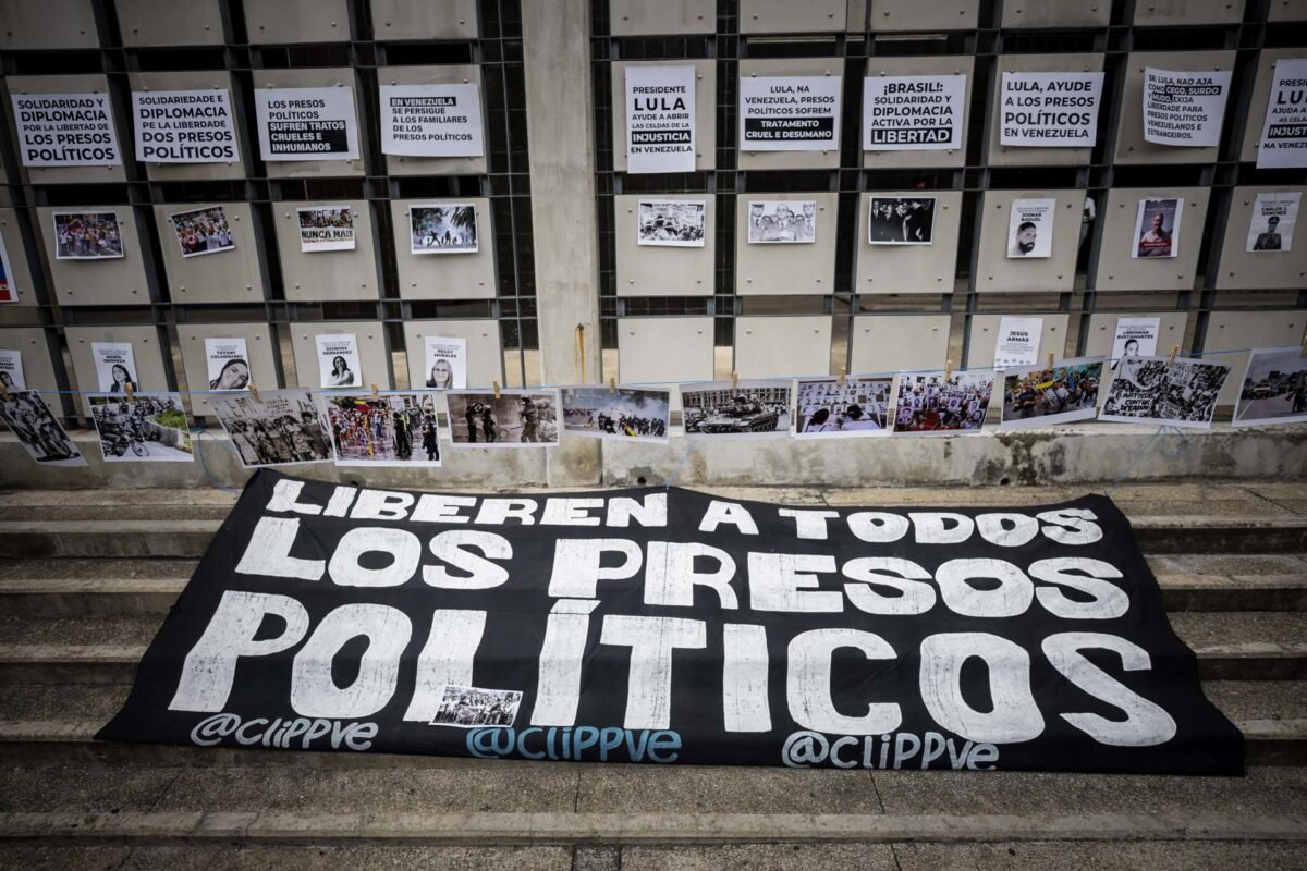 HRW denuncia "puerta giratoria" en cárceles de Venezuela un año después de las elecciones presidenciales Familiares de presos políticos se concentraron frente a la Embajada de Brasil en Caracas