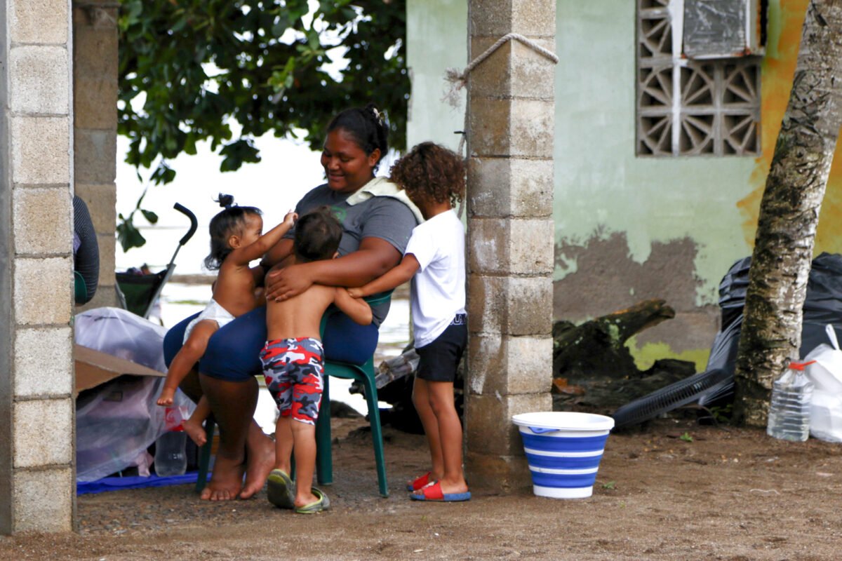 Migrantes venezolanos que retornan de EE UU permanecen varados en Panamá: "Aquí nos frena el mar y el dinero"