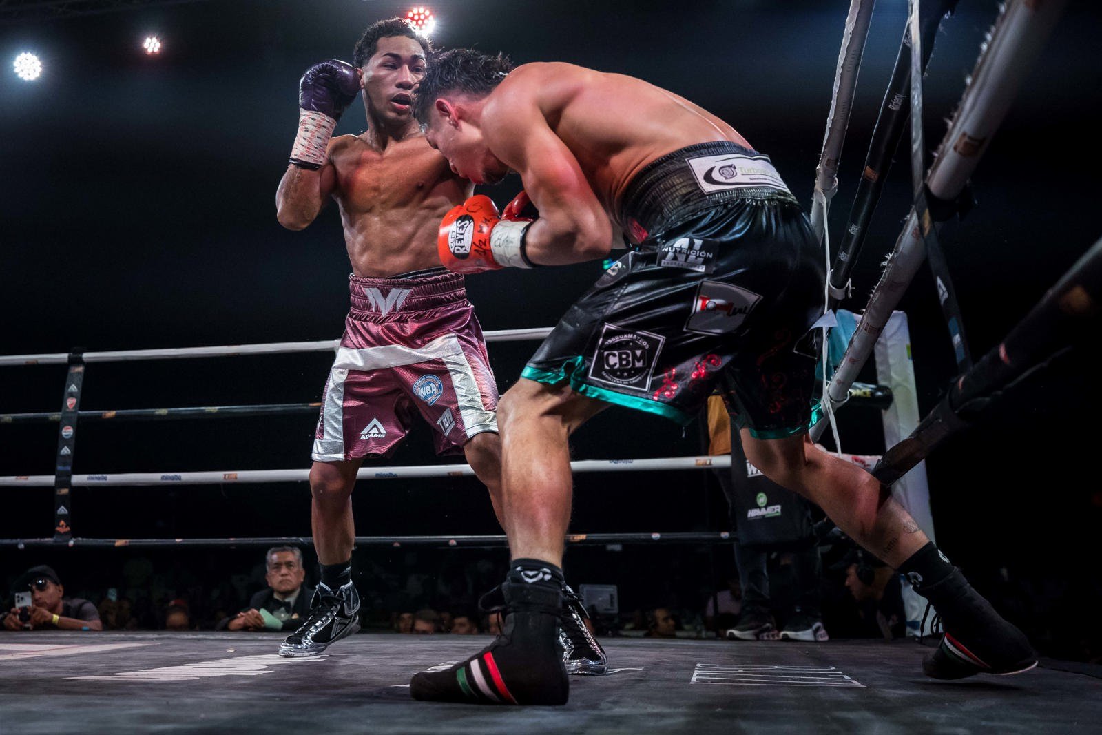 El venezolano Yerni Betancourt obtuvo doble corona en el boxeo tras vencer por nocaut a Miguel "la Máquina" de México