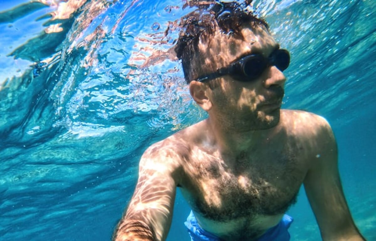 El agua de las piscinas y el mar aumentan el riesgo de contraer conjuntivitis: cómo prevenirlo