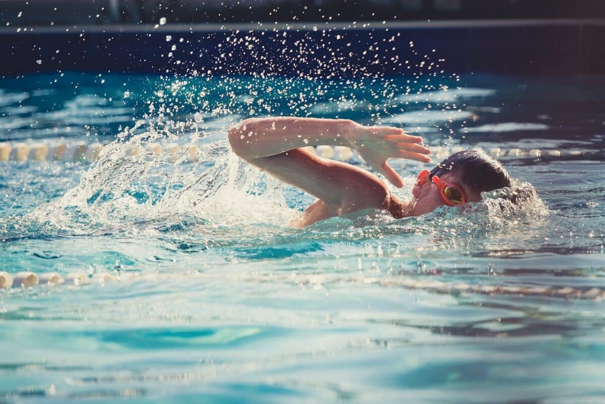 ¿Cuánto cuesta practicar natación, baloncesto y voleibol en Caracas?