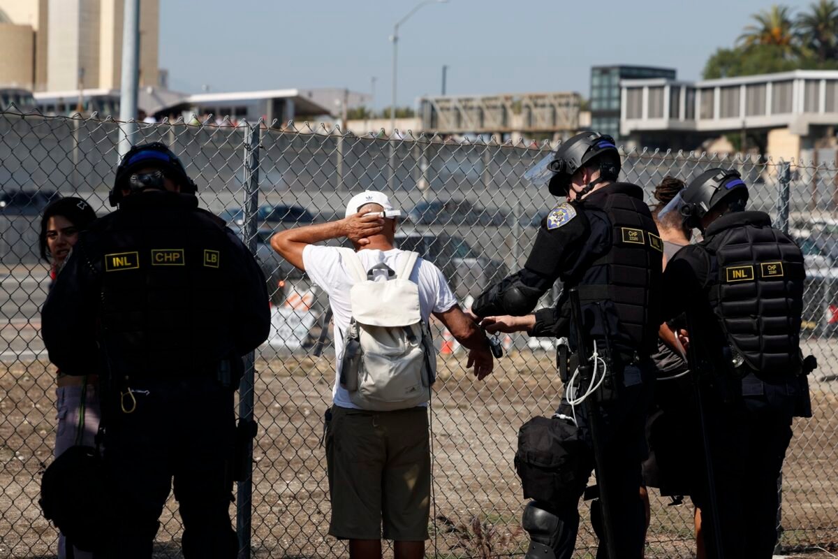Las redadas migratorias en EE UU opacan la celebración del Mes de la Herencia Hispana Protestas contra las redadas del ICE se extendieron a más de 20 ciudades de Estados Unidos