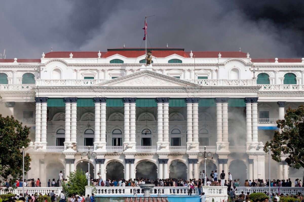 En imágenes: protestas en Nepal dejan al menos 25 muertos, incendios y la renuncia del primer ministro