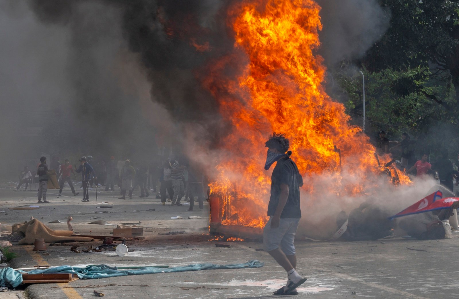 En imágenes: protestas en Nepal dejan al menos 25 muertos, incendios y la renuncia del primer ministro