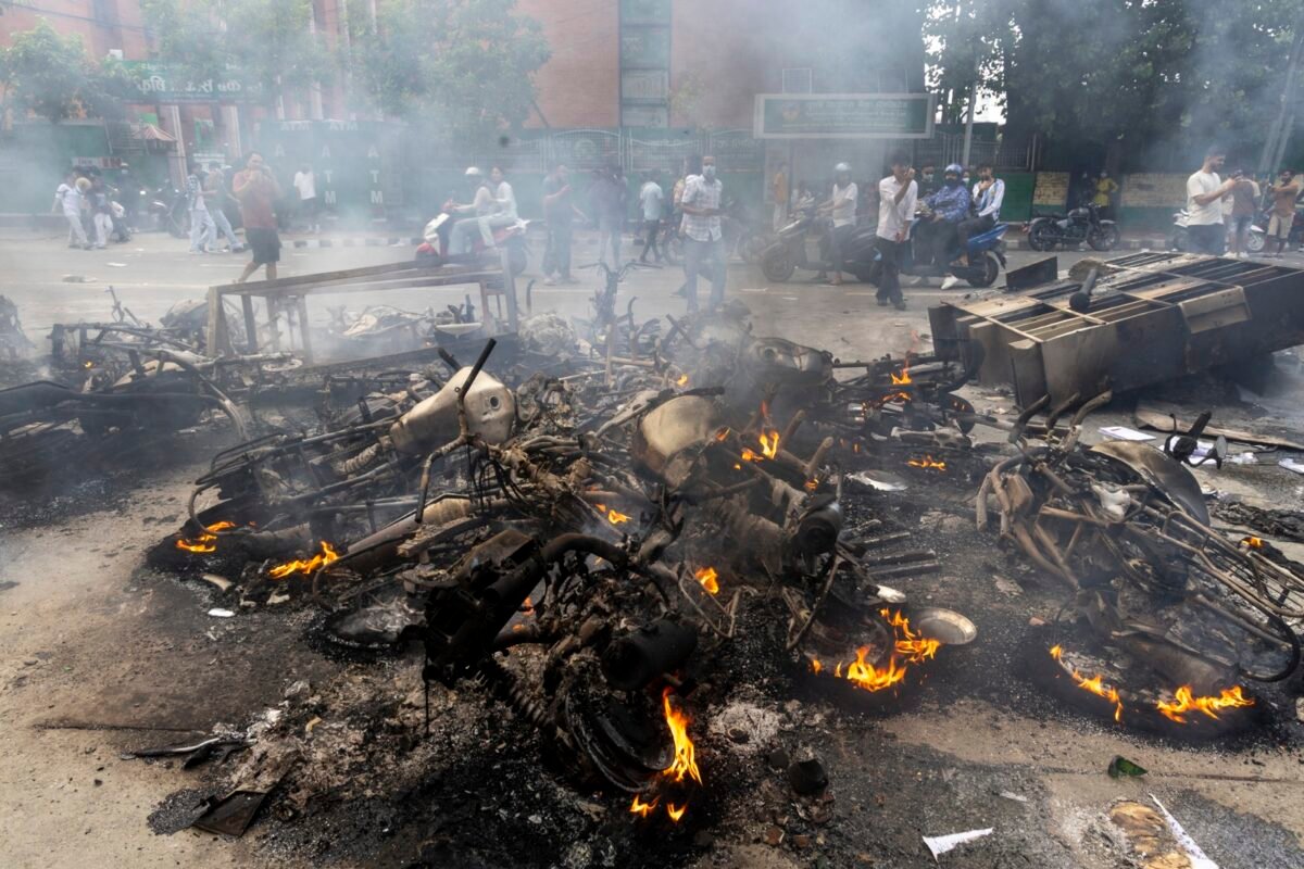 En imágenes: protestas en Nepal dejan al menos 25 muertos, incendios y la renuncia del primer ministro