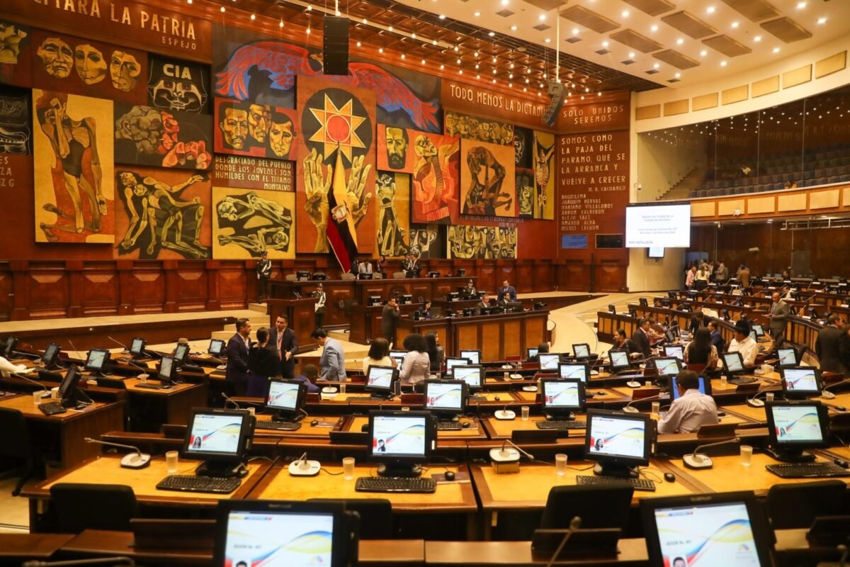 Parlamento de Ecuador aprobó revocar el acuerdo que facilitaba la regularización de venezolanos