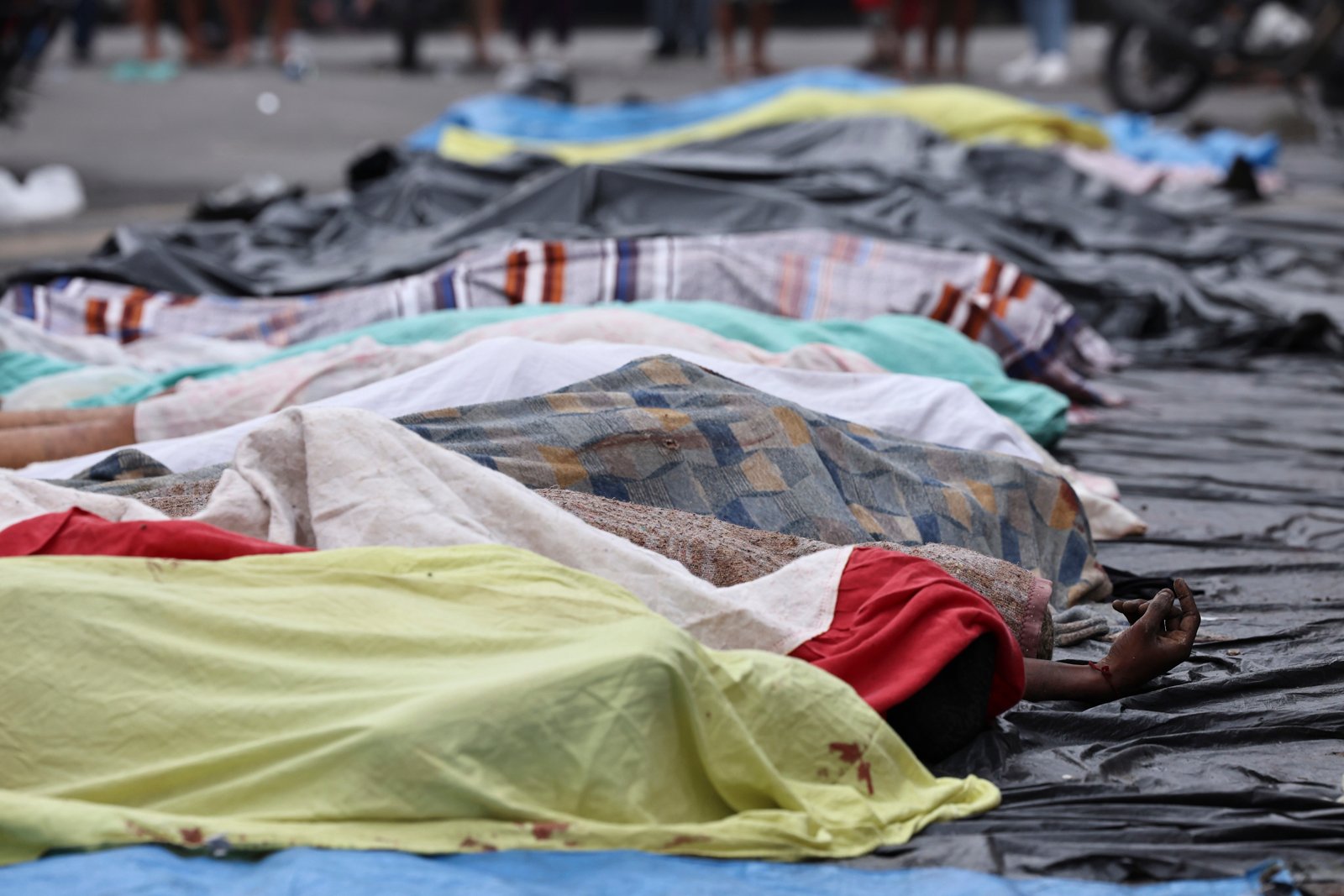 Hallaron 40 cadáveres en favelas tras operativo policial en Río de Janeiro
