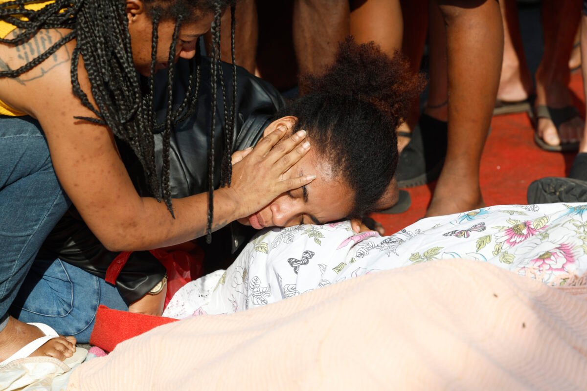 Hallaron 40 cadáveres en favelas tras operativo policial en Río de Janeiro